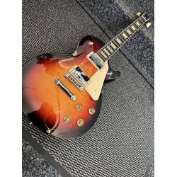 Acoustic & Electric Guitar Guitare Acoustique & Électrique Akustik- & E-Gitarre Fender Gibson Martin Taylor PRS Yamaha Gretsch I