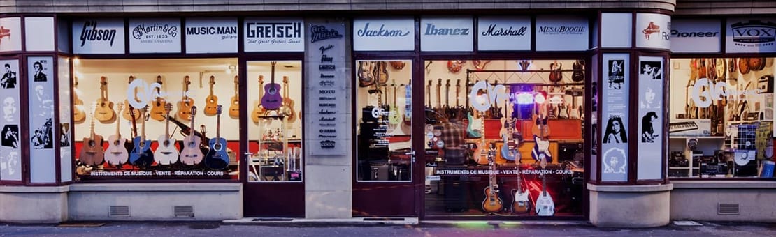 Magasin de musique GVN à Morges Gare, e-shop, commande en ligne de guitares, instruments et accessoires en Suisse Romande, vue extérieur vitrine sablon de face